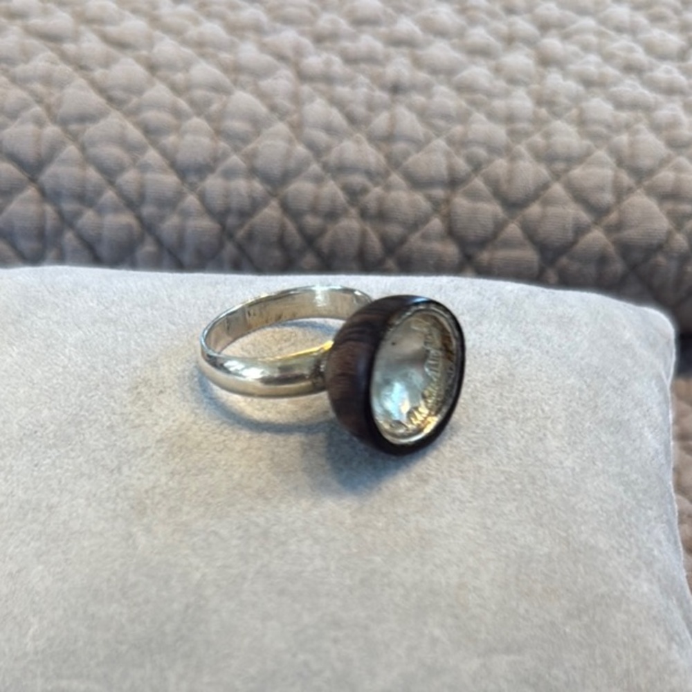 Bague en argent et bois gravé